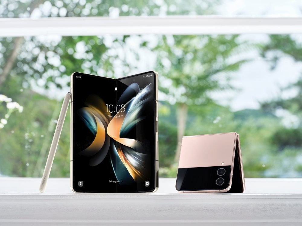 ecosystem-galaxy-zfold4-beige-spen-zflip4-pinkgold-samsung.jpg