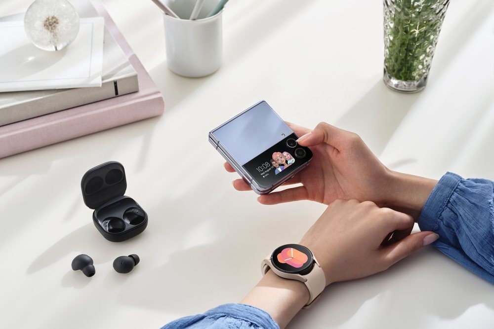 hands-on-galaxy-zflip4-blue-watch5-pinkgold-buds2pro-graphite-samsung.jpg