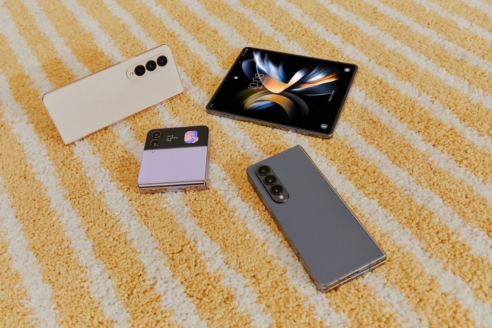 lifestyle-galaxy-zfold4-beige-graygreen-phantomblack-zflip4-borapurple-samsung.jpg