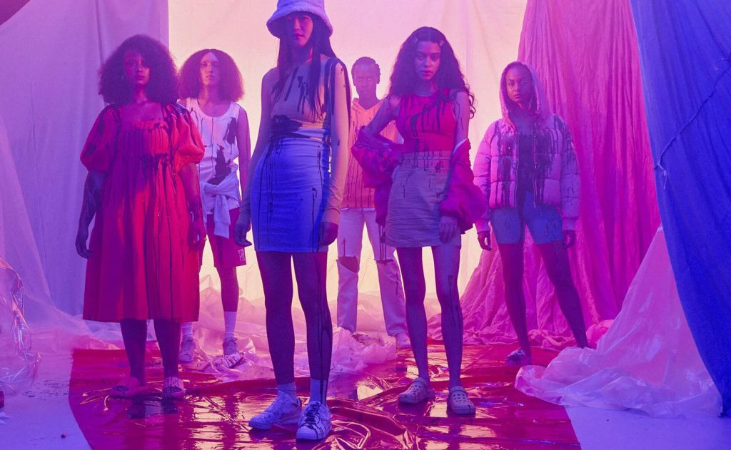 Γιατί τα ρούχα από ανακυκλωμένα μπουκάλια μπορεί να είναι πιο τοξικά για τον πλανήτη