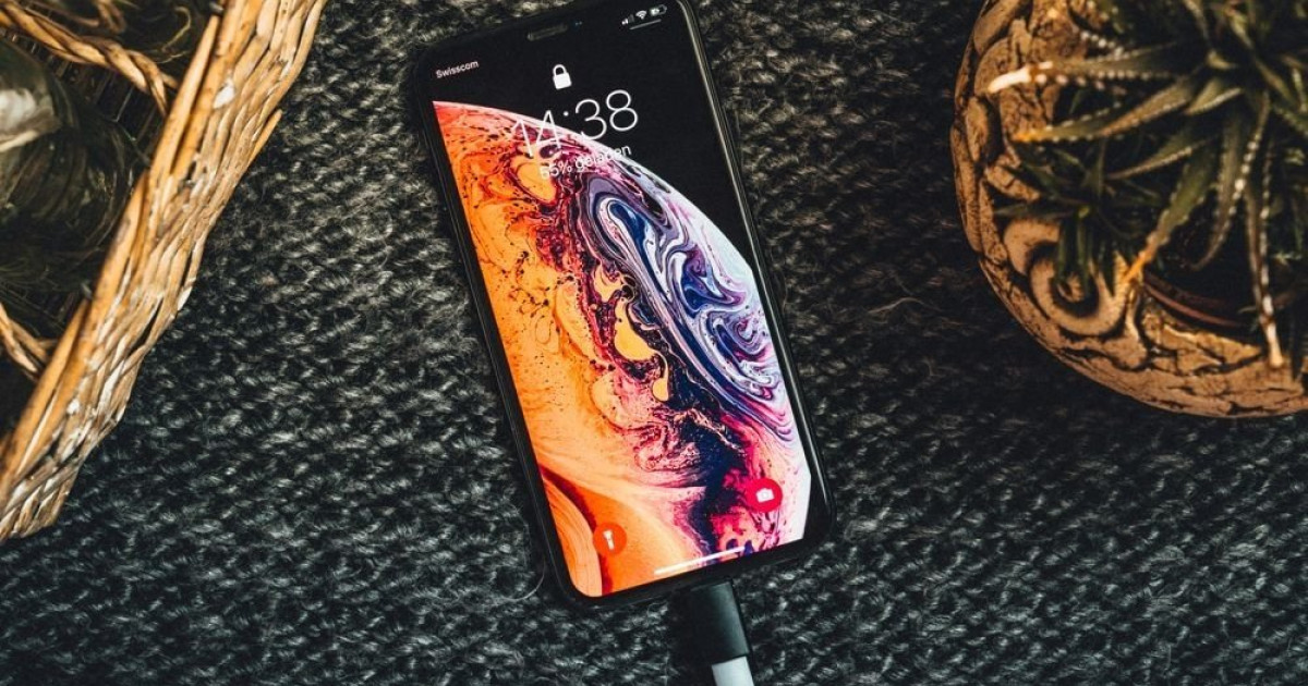 近い将来、スマートフォンを1分でフル充電できるようになるかもしれません。