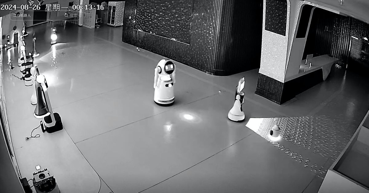 AI ロボットは、他の 12 台の大型ロボットを自律的に説得して、ショールームから出てきました。