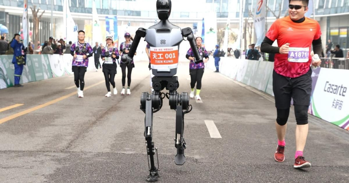 中国のハーフマラソンで初めて人々に対するヒューマノイドロボット！