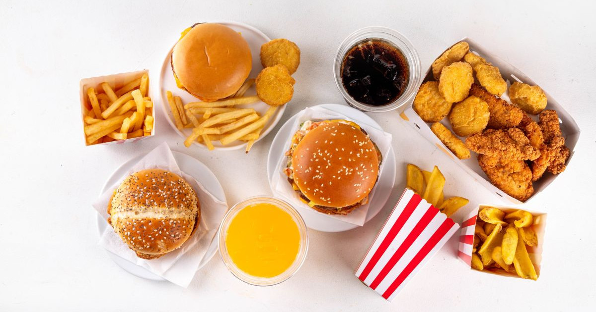 研究では、ホットドッグ、ハンバーガー、ピザなどを食べると何分の寿命が失われるかを計算しました。