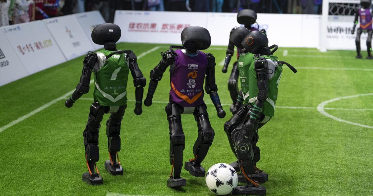 中国は、ヒューマノイドロボットの最初のサッカー選手権を開催しています