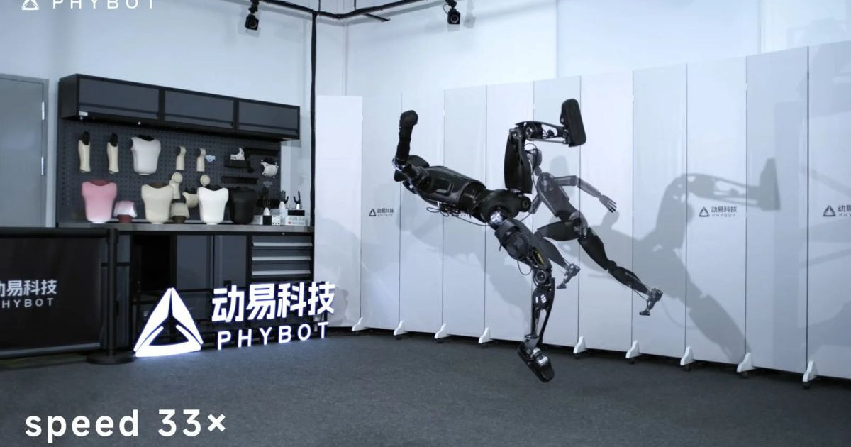 完璧なバク転をする人型ロボット