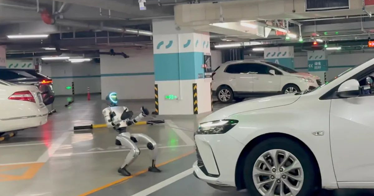 小さな人型ロボットがおもちゃのように車を引っ張る [Video]