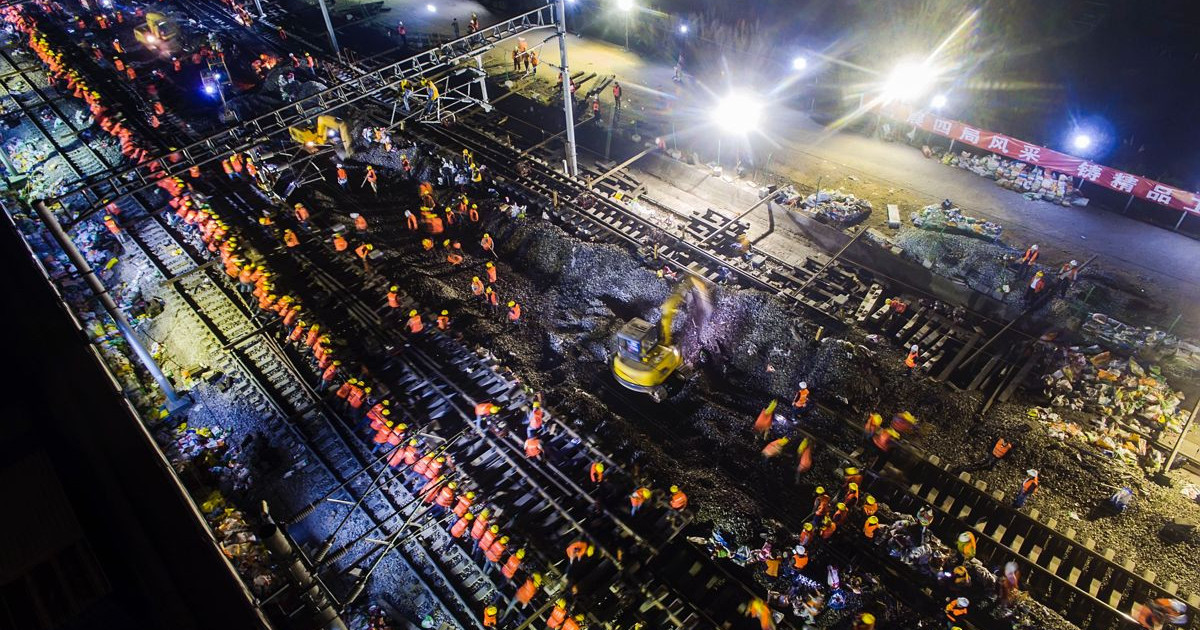 1,500 人の作業員がわずか 9 時間で駅を再建したのです。 [Video]