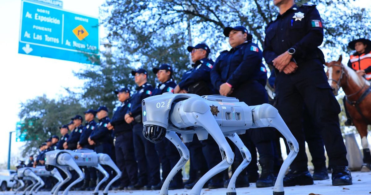 ロボット犬がメキシコのスタジアムの警備を引き継ぐ