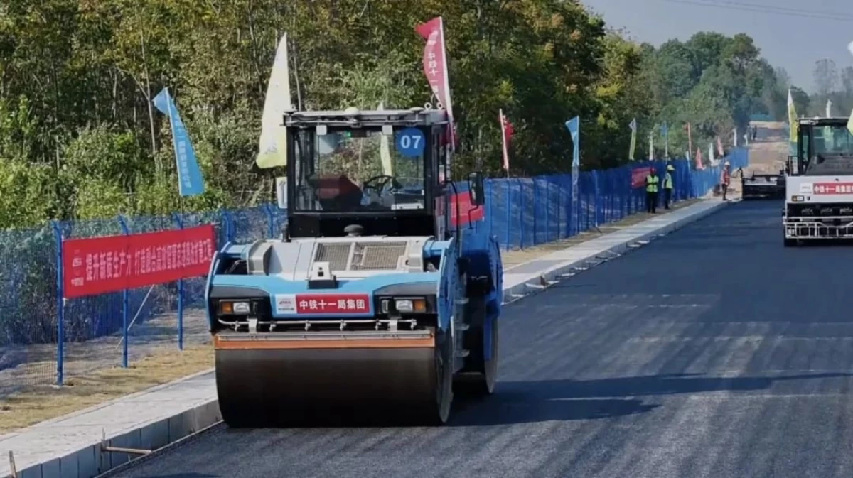Η Κίνα πρωτοπορεί και πάλι: Έστρωσε δρόμο 157km χωρίς ανθρώπους – εργαζόμενους
