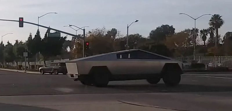 Tesla Cybertruck: Δείτε τον Elon Musk να βολτάρει σε δημόσιο δρόμο με το φουτουριστικό όχημα