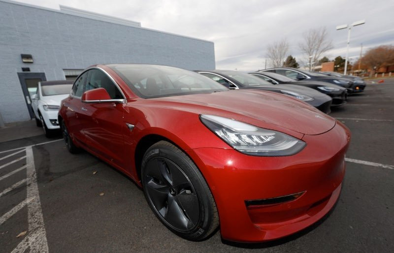 Τα ηλεκτρικά αυτοκίνητα της Tesla σύντομα θα «μιλούν» στους πεζούς