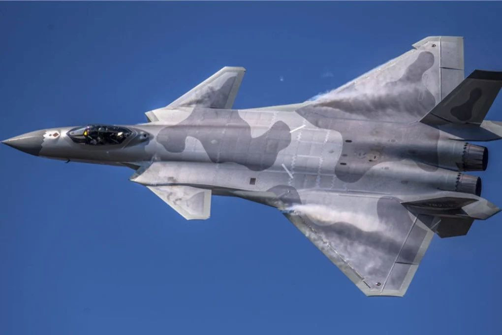 &Eta; &Kappa;ί&nu;&alpha; &kappa;&alpha;&tau;&alpha;&sigma;&kappa;&epsilon;&upsilon;ά&zeta;&epsilon;&iota; &mu;&alpha;&chi;&eta;&tau;&iota;&kappa;ά J-20 &sigma;&epsilon; &pi;&lambda;ή&rho;&omega;&sigmaf; &alpha;&upsilon;&tau;&omicron;&