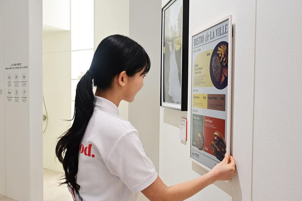 LG E-Paper Display 32;: &Nu;έ&alpha; &epsilon;&pi;&alpha;&gamma;&gamma;&epsilon;&lambda;&mu;&alpha;&tau;&iota;&kappa;ή &omicron;&theta;ό&nu;&eta; e-ink &mu;&epsilon; &mu;&pi;&alpha;&tau;&alpha;&rho;ί&alpha; 72Wh