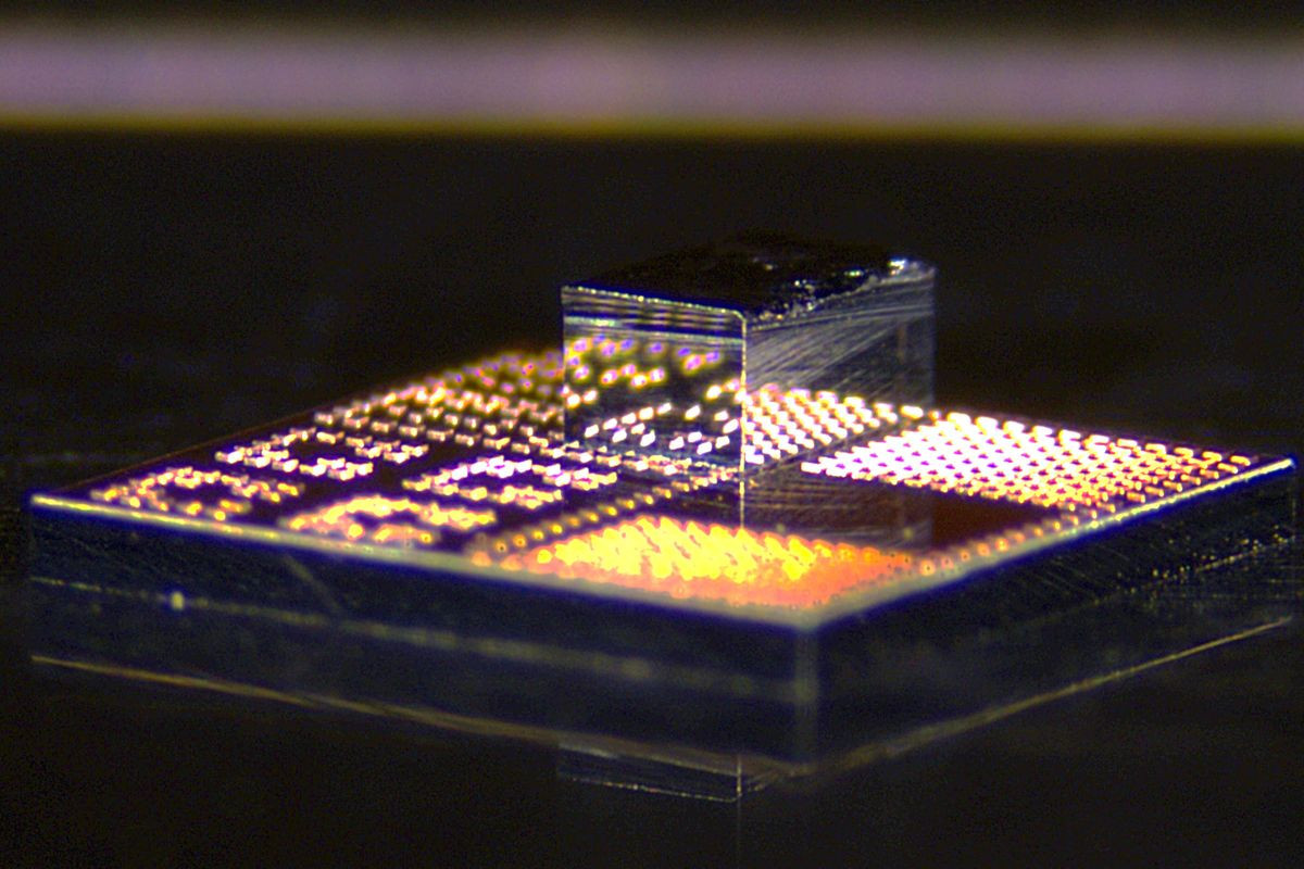 MIT: Επαναστατικά φωτονικά chips επιτυγχάνουν 1 Petabit/s με μειωμένη κατανάλωση