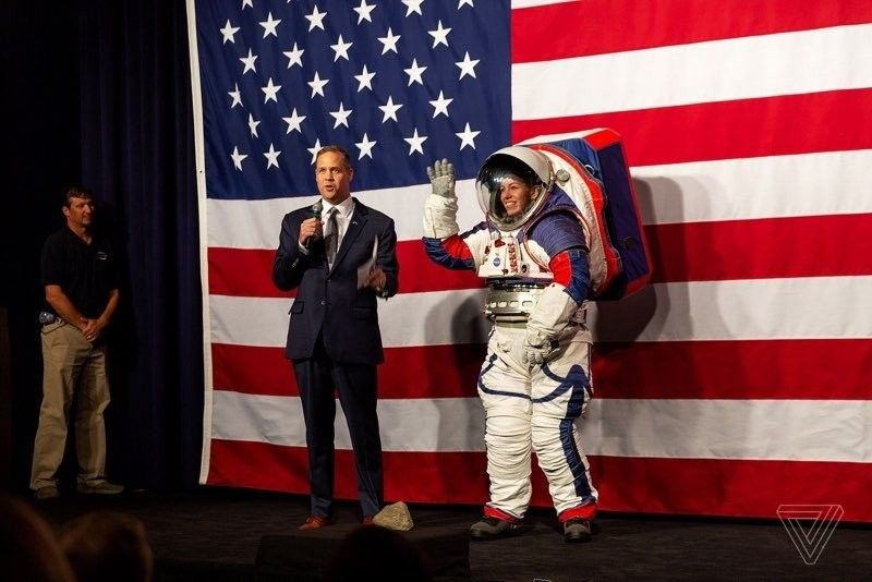 Αυτή είναι η νέα διαστημική στολή της NASA για την αποστολή στη Σελήνη το 2024