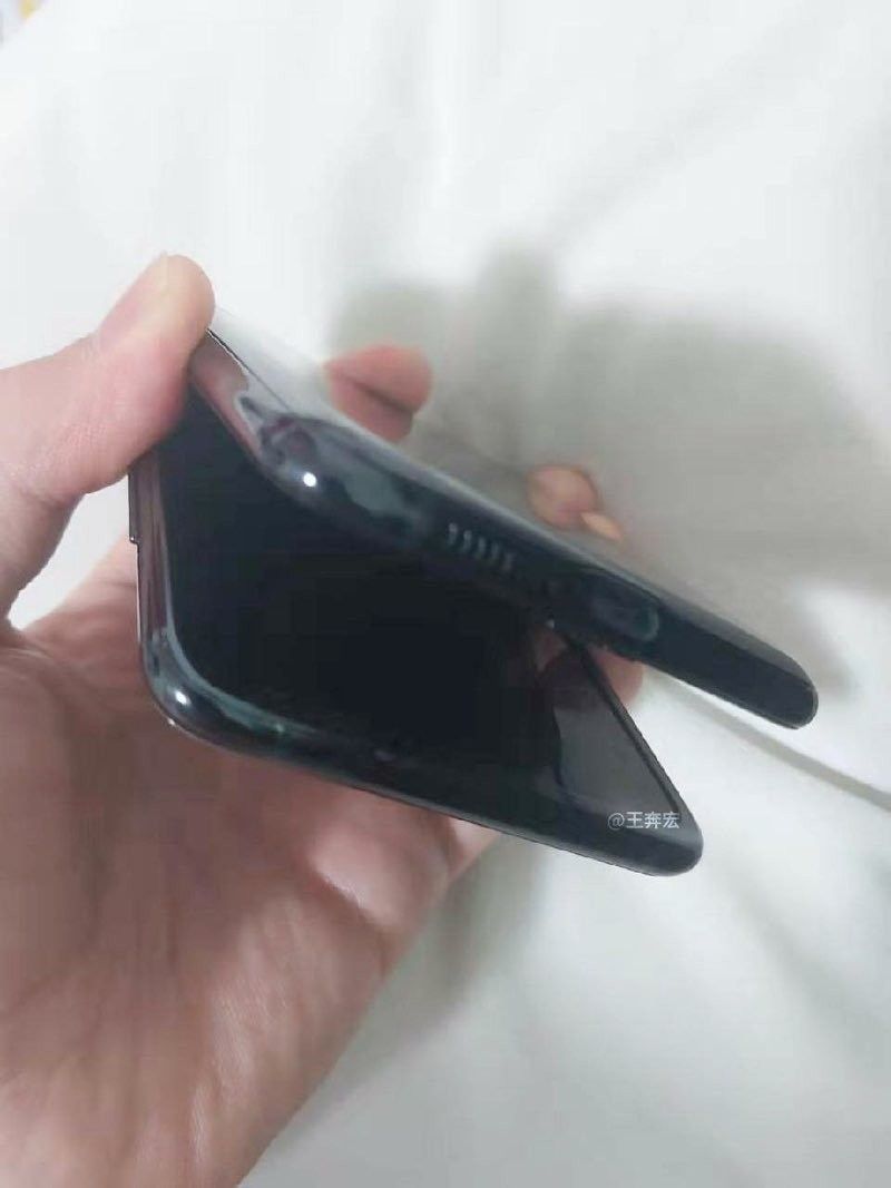 Δείτε το clamshell αναδιπλούμενο smartphone της Samsung σε πραγματικές φωτογραφίες