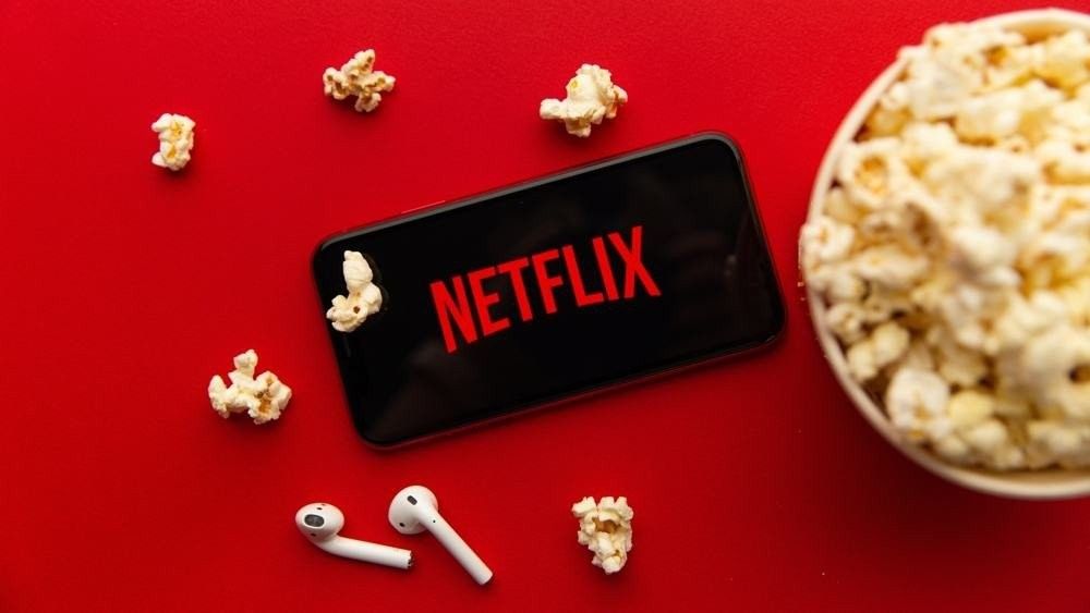 Netflix: Επίσημο το «τέλος» του password sharing, έρχονται φθηνότερα πακέτα με διαφημίσεις