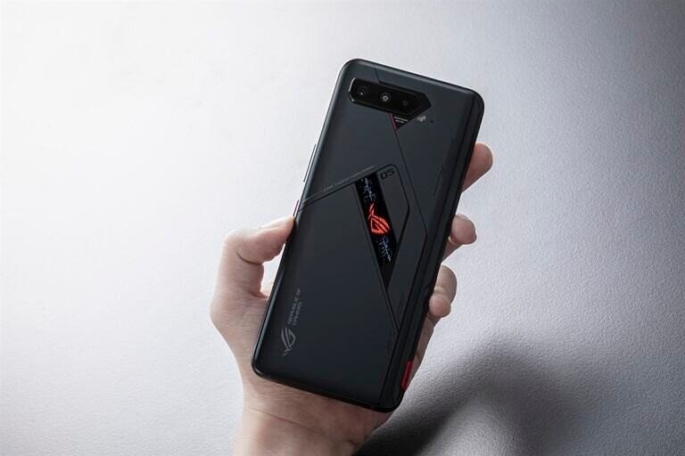 ASUS ROG Phone 5: Επίσημα το νέο «κτήνος» gaming smartphone από €799 ASUS ROG Phone 5: Επίσημα το νέο «κτήνος» gaming smartphone από €799