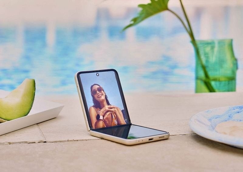 Samsung Galaxy Z Flip3: Επίσημα με σημαντικές βελτιώσεις και πολύ χαμηλότερη τιμή Samsung Galaxy Z Flip3: Επίσημα με σημαντικές βελτιώσεις και πολύ χαμηλότερη τιμή