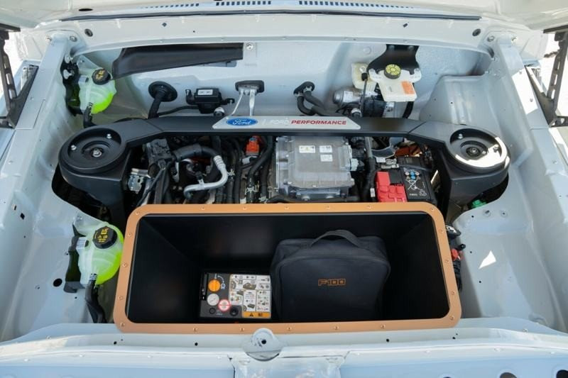 Ford F-100 Eluminator: Ένα ηλεκτροκίνητο φορτηγάκι με αισθητική '70s Ford F-100 Eluminator: Ένα ηλεκτροκίνητο φορτηγάκι με αισθητική '70s