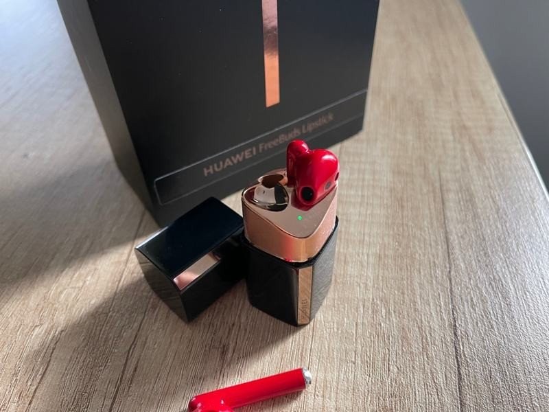HUAWEI FreeBuds Lipstick Review: Πολυτέλεια στο...κόκκινο HUAWEI FreeBuds Lipstick Review: Πολυτέλεια στο...κόκκινο