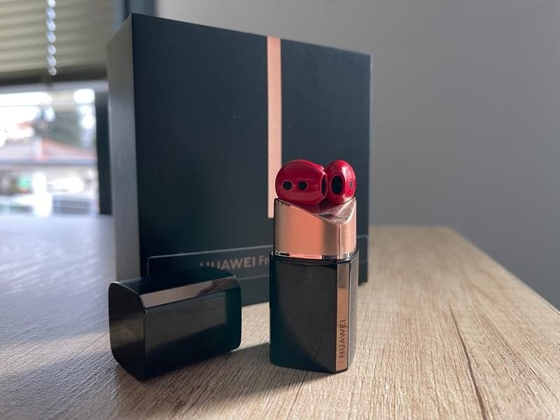 HUAWEI FreeBuds Lipstick Review: Πολυτέλεια στο...κόκκινο HUAWEI FreeBuds Lipstick Review: Πολυτέλεια στο...κόκκινο