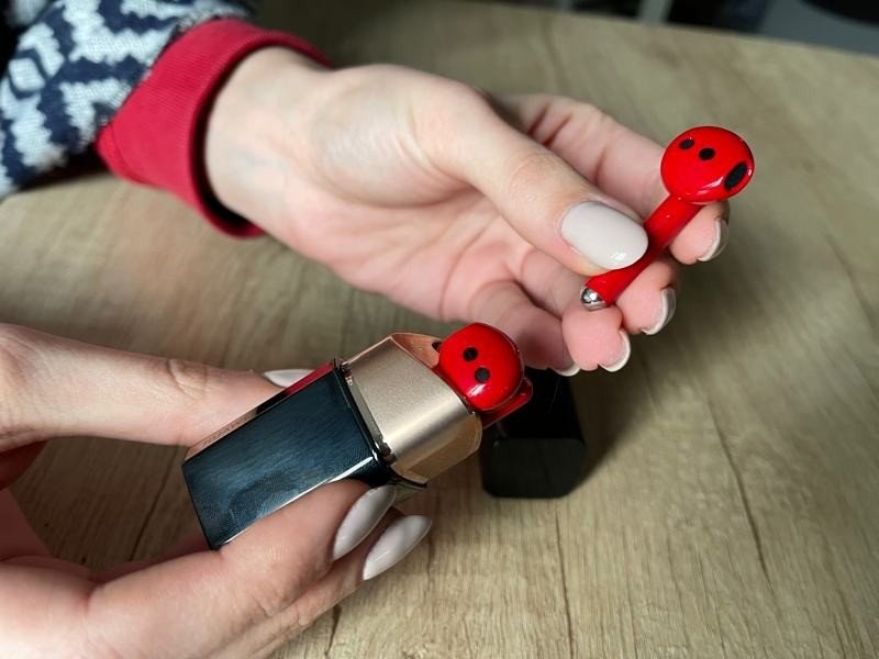 HUAWEI FreeBuds Lipstick Review: Πολυτέλεια στο...κόκκινο HUAWEI FreeBuds Lipstick Review: Πολυτέλεια στο...κόκκινο