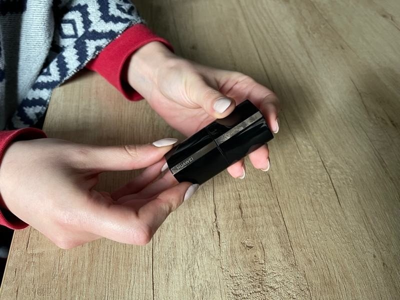 HUAWEI FreeBuds Lipstick Review: Πολυτέλεια στο...κόκκινο HUAWEI FreeBuds Lipstick Review: Πολυτέλεια στο...κόκκινο