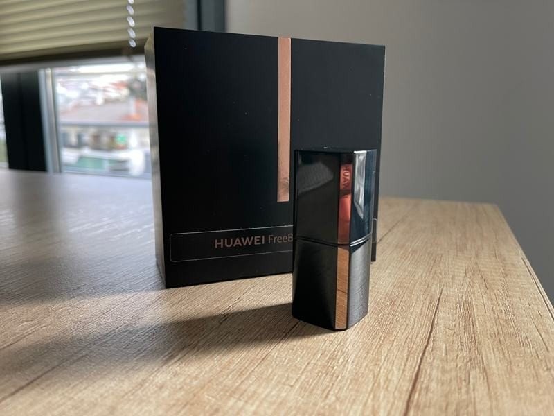 HUAWEI FreeBuds Lipstick Review: Πολυτέλεια στο...κόκκινο HUAWEI FreeBuds Lipstick Review: Πολυτέλεια στο...κόκκινο