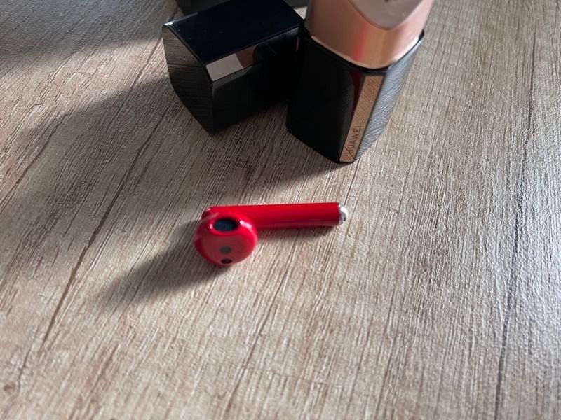 HUAWEI FreeBuds Lipstick Review: Πολυτέλεια στο...κόκκινο HUAWEI FreeBuds Lipstick Review: Πολυτέλεια στο...κόκκινο